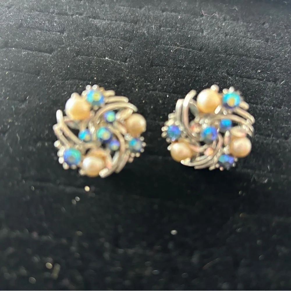 Lisner Earrings Rhinestone Pearl Gold Stud Vintage beaded accessory clip on stud